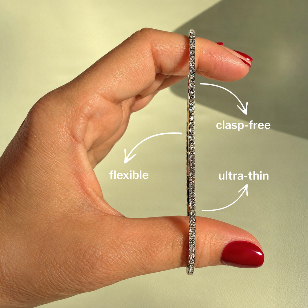 Close-up of the FELXIA flexible tennis bracelet in 18k white gold set with 100 natural brilliant-cut diamonds.