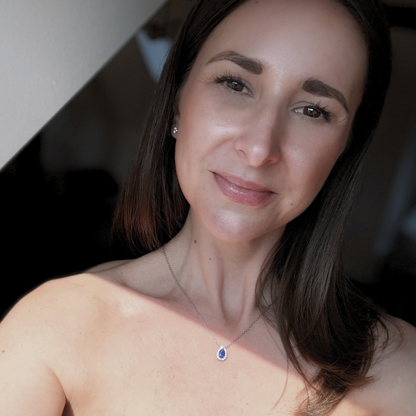 GABRIELLE Saphirkette aus Weißgold mit blauem Saphir und Diamanten – getragen