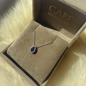 GABRIELLE Saphir- und Diamantkette in CAREDIAMONDS Schmuckbox