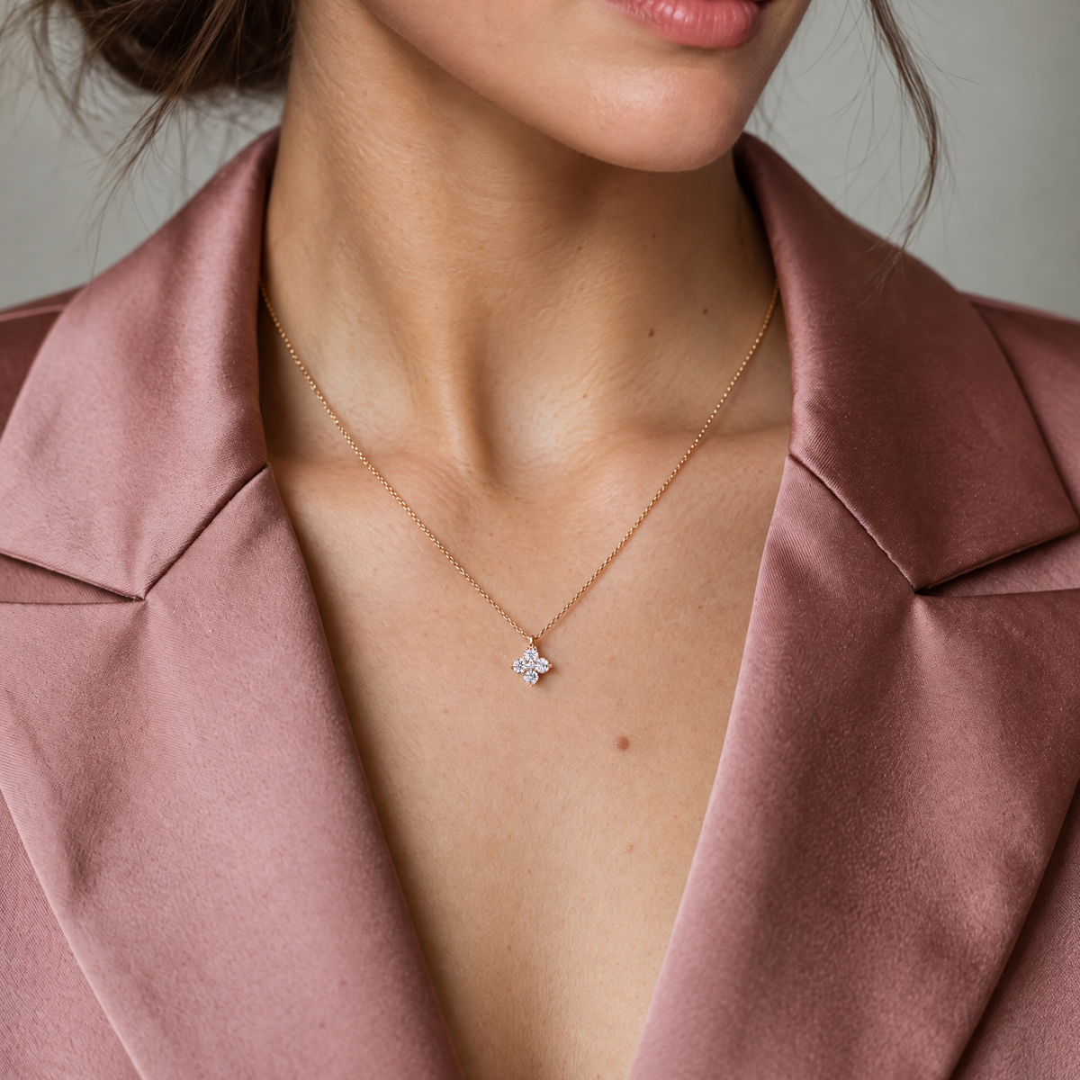 Filigrane Kette mit Diamant Stern am Model