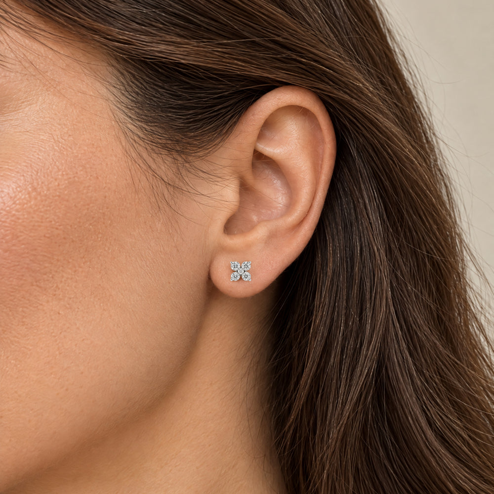 Flower shaped earring white gold
