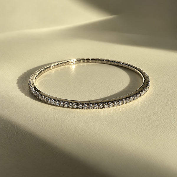 Close-up of the FELXIA flexible tennis bracelet in 18k white gold set with 100 natural brilliant-cut diamonds.
