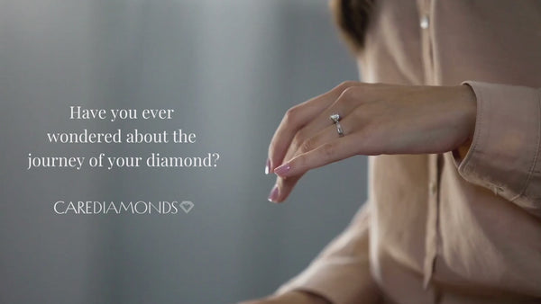 Intro-Video von CAREDIAMONDS, das die CAREDIAMONDS brand film.The video reveals each diamond’s origin, positive impact, and transformation from rough to polished, documented through blockchain technology.